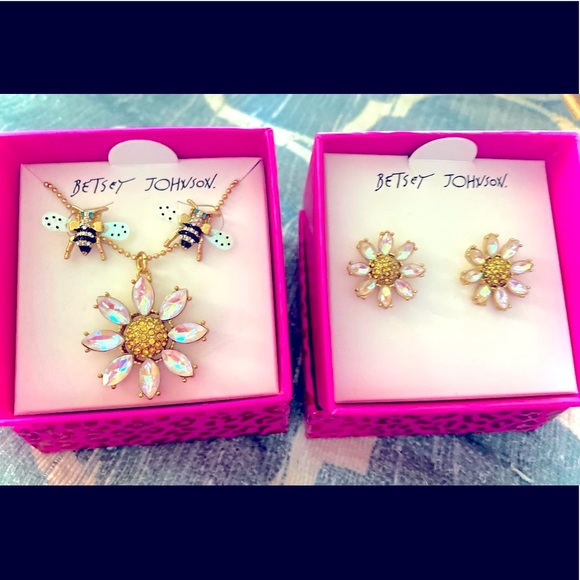 NIB Betsey Johnson Iridescent White & Gold Tone Daisy Post Earrings - Picture 4 of 4